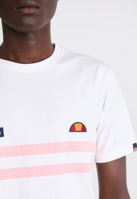 Ellesse VENIRE TEE Print T-shirt white/light pink/off-white