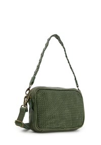 Grüne Leder-Crossbody-Tasche mit gewebter Textur, rechteckiger Form, geflochtenem Tragegurt und Messing-Akzenten. Reißverschlussverschluss oben.