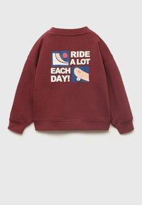 Felpa bordeaux con un design grafico che presenta il testo "RIDE A LOT EACH DAY!" e un'icona di skateboard sul retro. Materiale in cotone, colletto a girocollo.