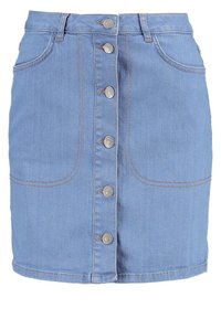 Džínová sukně v světle modré barvě se rovný střihem, předním zapínáním na knoflíky a dvěma předními kapsami. Detaily kontrastního prošití zvýrazňují design.