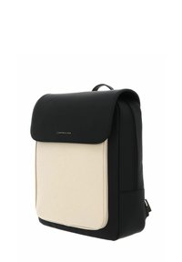 De rugzak heeft een zwarte leren buitenkant met een crèmekleurig voorvak. Hij heeft een klepopening en gewatteerde schouderbanden voor comfort.