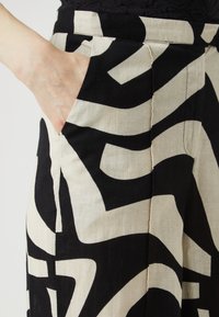 Vero Moda Tall VMAGNETE WIDE  - Bukse - black/sand dollar