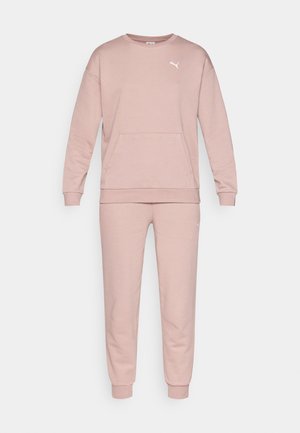 Hellrosa Sweatshirt und passende Jogginghose, beide aus weichem Stoff gefertigt. Das Sweatshirt verfügt über eine Fronttasche und ein Logo auf der Brust.