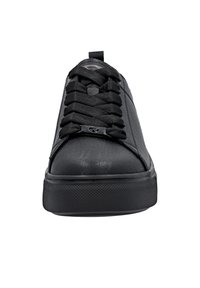 Sneaker noir avec tige en cuir synthétique, surface texturée, lacets plats, bout rond, semelle en caoutchouc et accent logo sur la languette.