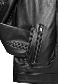 Zwarte leren jas met meerdere ritszakken, gladde textuur en gestructureerd ontwerp met naaddetails. Ritsmateriaal in zilver.