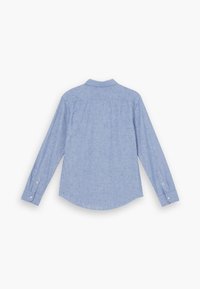 Jasnoniebieska koszula z długim rękawem, wykonana z teksturowanej tkaniny, z okrągłym dołem, mankietami na guziki i kołnierzykiem. Wyświetlono widok z tyłu.