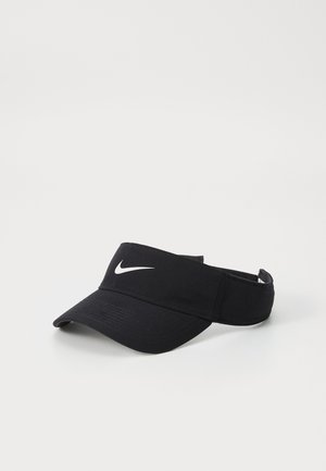 Sort Nike kasket med buet skygge, justerbar rem og et hvidt Nike-logo på fronten. Fremstillet i letvægtsstof.