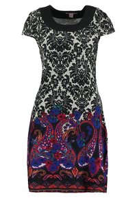 Robe à manches courtes avec un motif damassé noir et blanc, ornée d'un ourlet floral coloré dans des tons de violet, rouge et bleu.