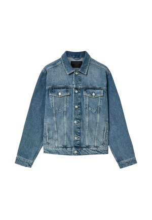 Blå denimjakke med knaplukning foran, to brystlommer med klap, sidelommer og lange ærmer, lagt fladt på en hvid baggrund.