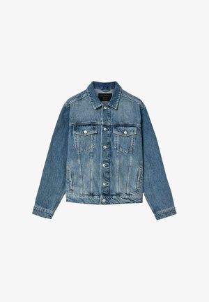 Blå denimjakke med knaplukning foran, to brystlommer med klap, sidelommer og lange ærmer, lagt fladt på en hvid baggrund.