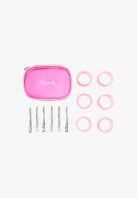 Estuche rosa con cremallera que contiene seis horquillas plateadas y seis gomas de pelo rosas, con una textura suave y un diseño de marca minimalista.