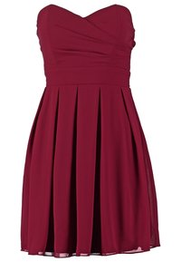 Robe bordeaux sans manches avec encolure en cœur, corsage ajusté et jupe plissée tombant au-dessus du genou.