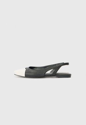 Mustvalge slingback king, millel on tekstuuriga kangas, terav nina ja külgedel lõike disain. Tasane tallaosa mugavaks kandmiseks.