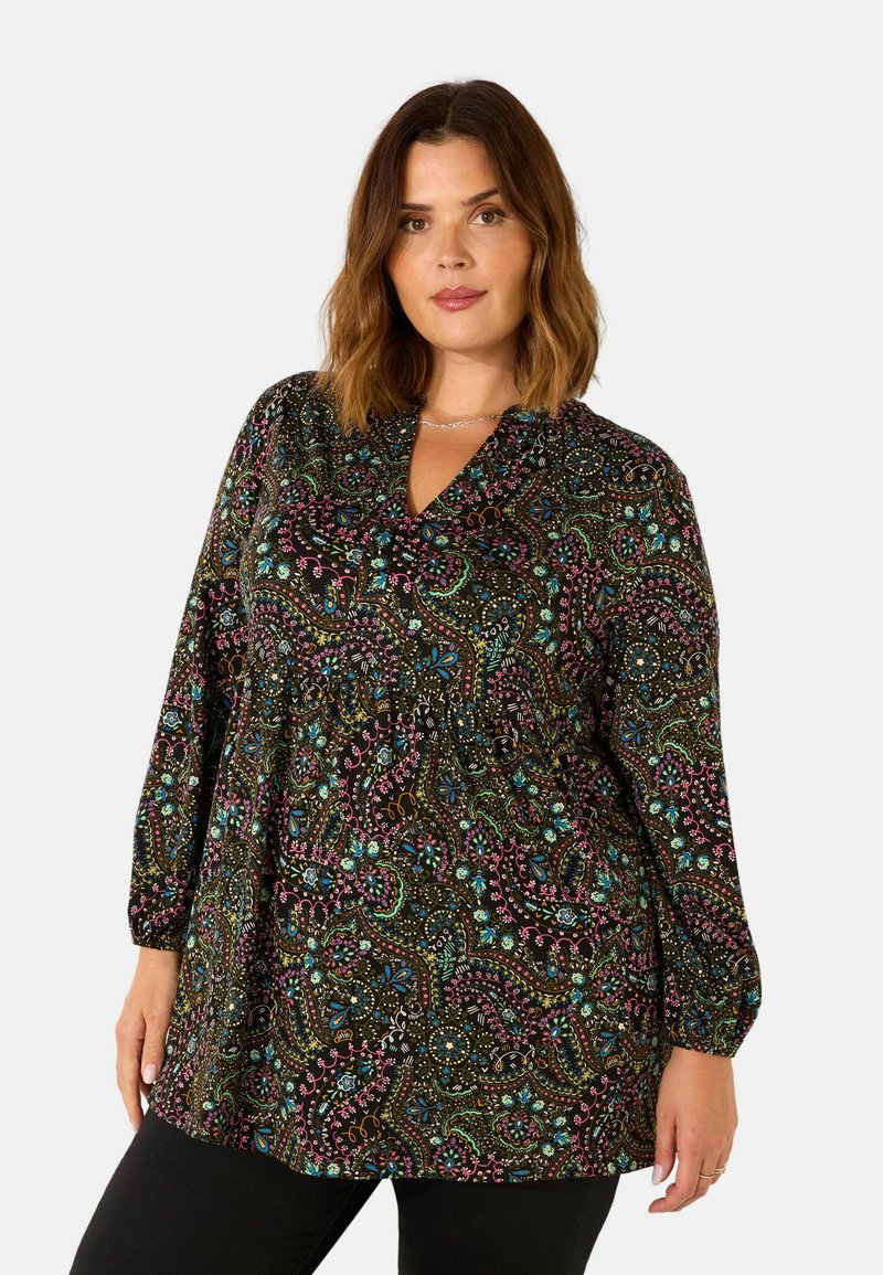 Schwarze Bluse mit buntem Paisleymuster, langen Ärmeln und V-Ausschnitt. Hergestellt aus leichtem Stoff mit gerafften Details an der Brust.