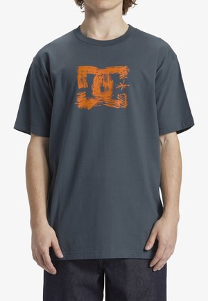 T-shirt DC Shoes Star HSS - Blanc, Neuf Avec étiquettes, Référence ADYZT04794