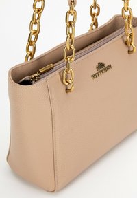 Beige texturovaná kožená kabelka se zlatým řetízkovým popruhem, zipovou horní částí a logem. Obdélníkový tvar se strukturovanými stranami.