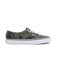 Baskets Vans basses en toile camouflage vert et noir, lacets blancs, semelle en caoutchouc blanche, avec logo Vans sur le côté et le talon.