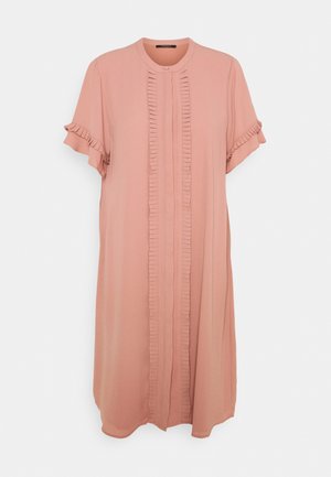 Vestido rosa claro hasta la rodilla con mangas cortas con volantes y detalles de volantes plisados verticales en la parte delantera.