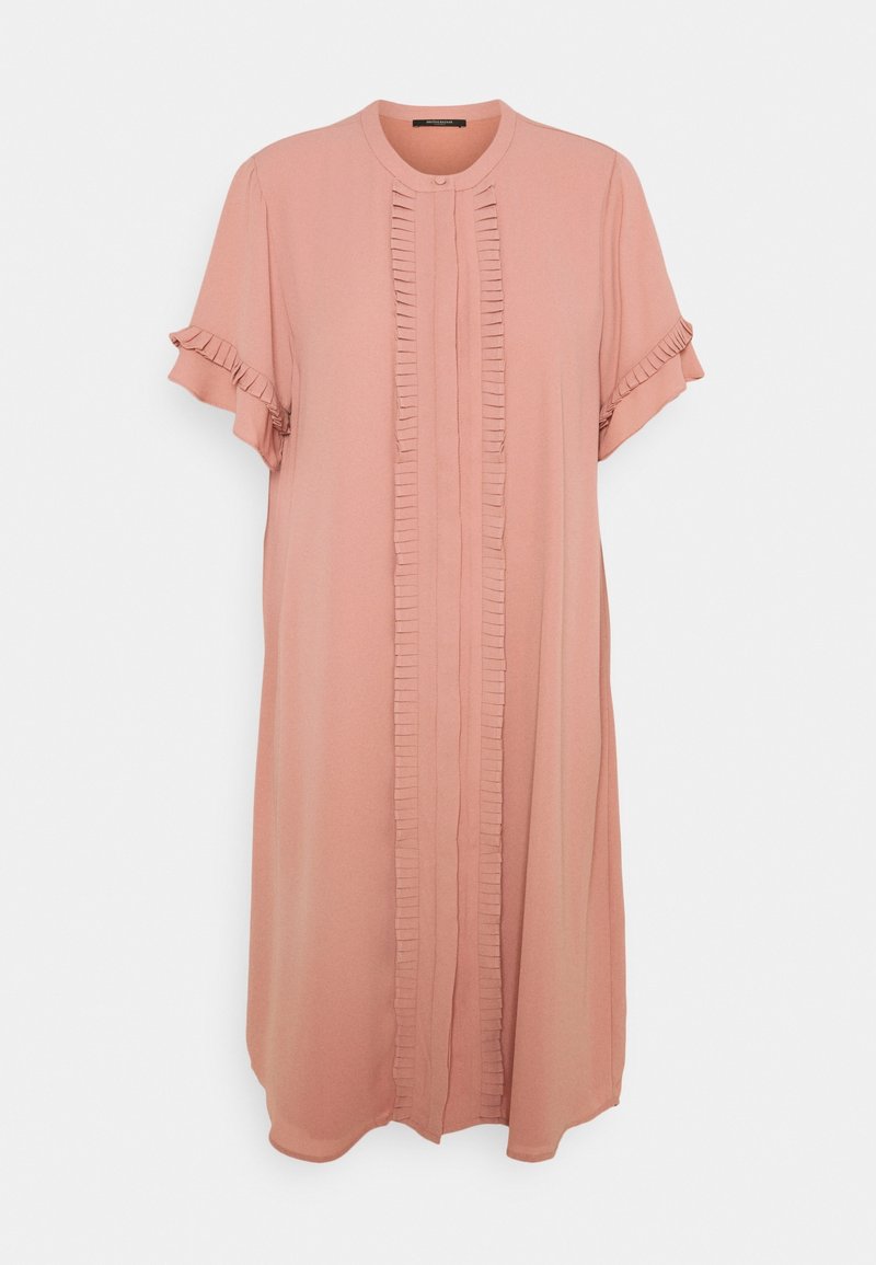 Robe rose clair longueur genou avec manches courtes à volants et détails de volants plissés verticaux sur le devant.