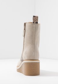 Tamaris Kotníkové boty na klínu - beige