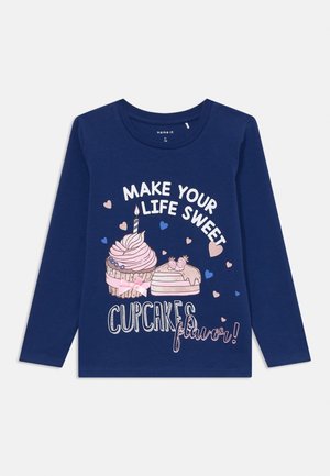 Marineblå langermet skjorte med rosa cupcake- og kakeillustrasjoner, hjerter og teksten "Gjør livet ditt søtt med cupcakesmak!"