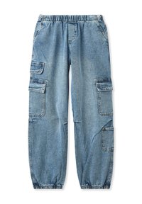 Pantaloni cargo in denim di colore azzurro chiaro con elastico in vita, dotati di numerose tasche laterali e aperture per le gambe affusolate. Texture usurata.