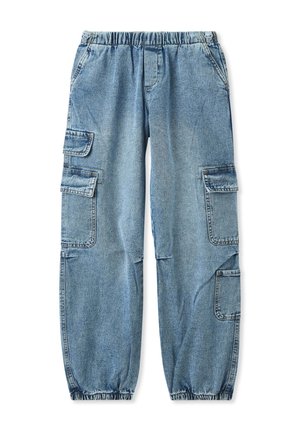 Pantaloni cargo in denim di colore azzurro chiaro con elastico in vita, dotati di numerose tasche laterali e aperture per le gambe affusolate. Texture usurata.