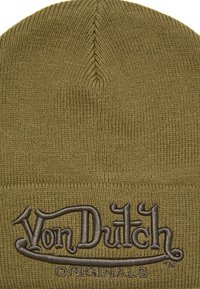 Hnedá pletená čiapka s vyšívaným logom "Von Dutch Originals" na prednom leme.