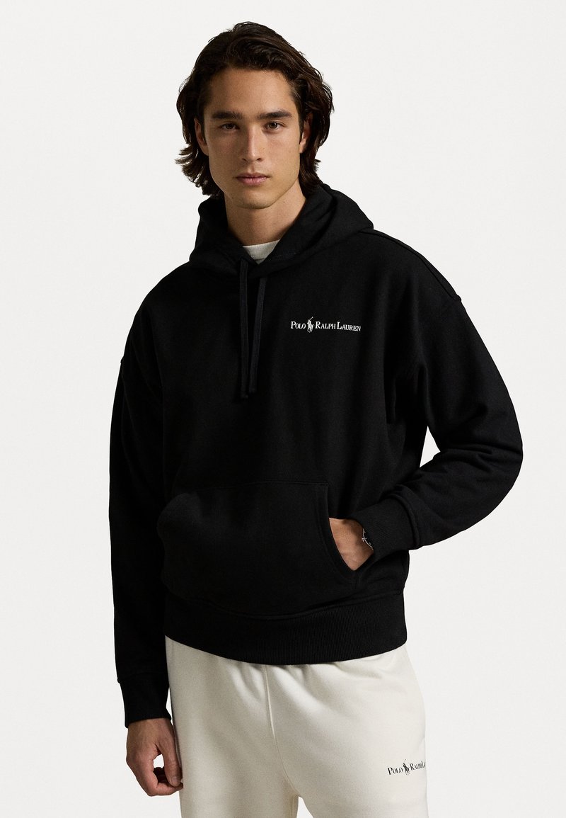 Zwarte sweatshirt met capuchon, een voorzak en ribgebreide boorden. Voorzien van witte logo-tekst "Polo Ralph Lauren" op de borst.