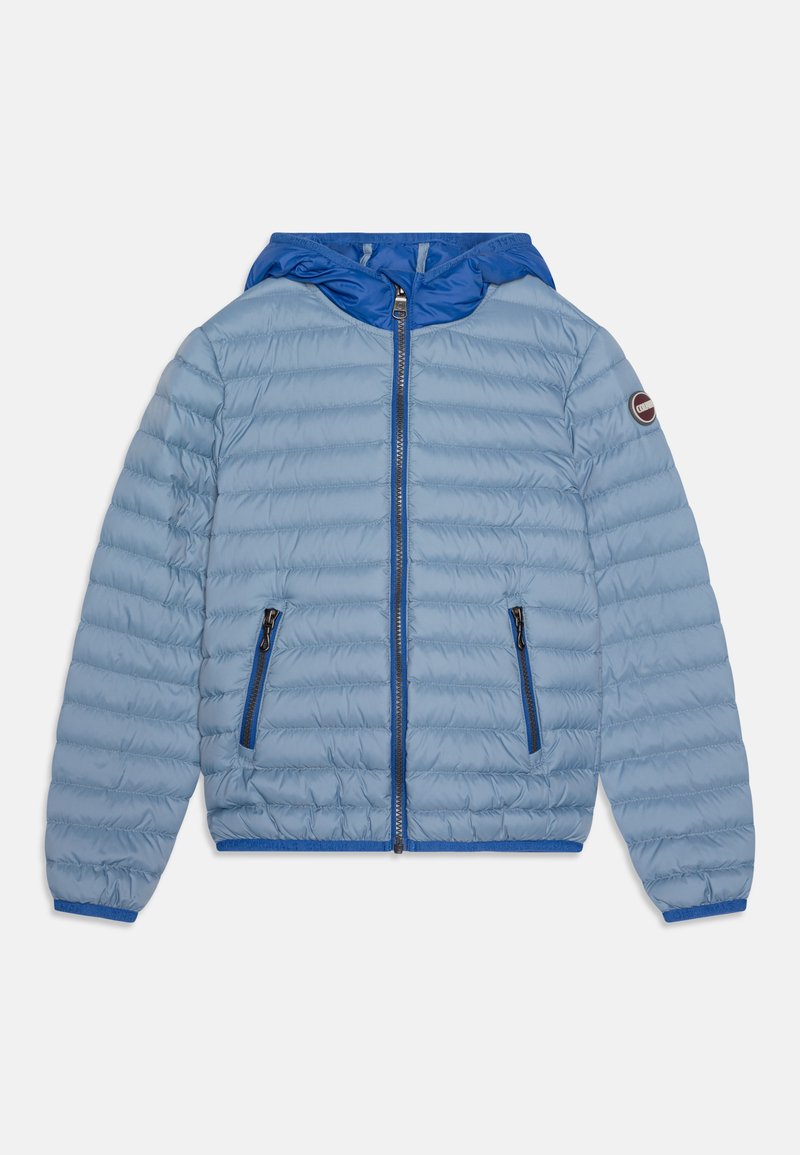 Hellblaue Daunenjacke mit Kapuze, durchgehendem Reißverschluss, zwei Reißverschlusstaschen und kontrastierenden blauen Akzenten am Kragen und den Taschen.