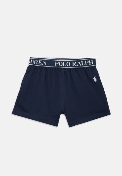 Tumši zili kokvilnas bokseršorti ar elastīgu jostasvietu, uz kuras ir balts "POLO RALPH LAUREN" zīmols un neliela logo kreisajā pusē.