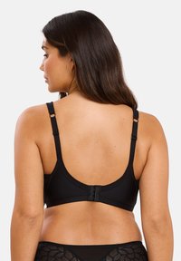 Soutien-gorge noir avec larges bretelles, tissu lisse et fermeture à crochets au dos. Présente un design décolleté et sans ornements supplémentaires.