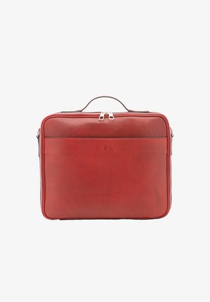 Borsa per laptop in pelle rossa con chiusura a doppia cerniera, manico superiore e tasca anteriore. Texture liscia e forma rettangolare.