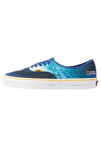 Sneaker in tela blu con motivi astratti in aqua e blu scuro, suola in gomma bianca, accenti gialli e logo National Geographic.