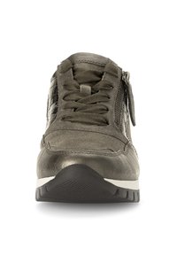 Grijze sneaker met een bovenwerk van gestructureerd leer, vetersluiting en ritssluiting, gevoerde kraag en rubberen zool. Heeft een contrasterende witte middenzool.