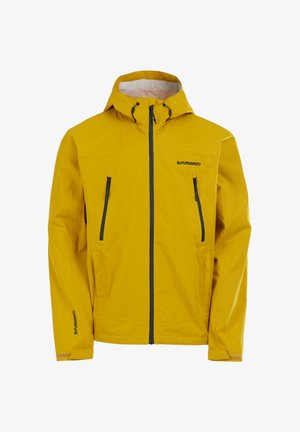 Gul vandtæt jakke med hætte, lynlåslommer foran og kontrasterende marineblå lynlåse. Har en glat tekstur og et minimalistisk design.