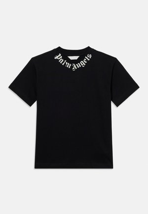 Zwart T-shirt met korte mouwen en witte gotische "Palm Angels" tekst rond de halslijn op een effen achtergrond.