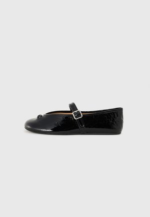 Sapatilha de couro patentado preto com bico redondo, tira Mary Jane, fivela prateada e uma textura floral subtil na parte superior.