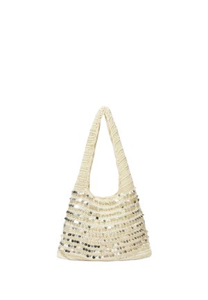 Beige vævet skuldertaske prydet med vandrette sølv pailletter og bred skulderrem, vist mod en hvid baggrund.