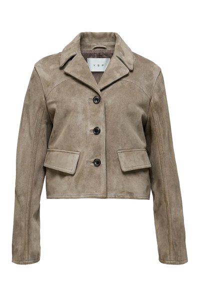 Suede cropped jacket in beige with a pointed collar, front button closure, and two flap pockets at the waist. Smooth texture and tailored fit.