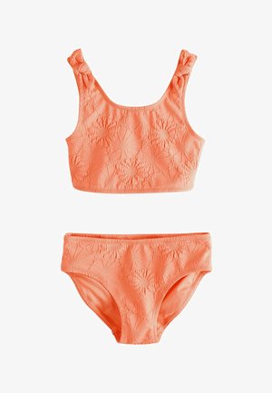 Costum de baie două piese portocaliu coral cu model floral texturat, bretele late pe partea de sus și slip cu talie medie.