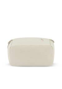 Bolso de hombro rectangular beige con una textura suave y un sutil detalle de logo, que presenta una cadena como asa y elementos de diseño minimalistas.