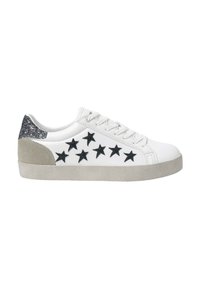 Zapatilla blanca con apliques de estrella negra, talón de ante gris y acento de purpurina. Punta redondeada y suela de goma plana, con cordones en la parte delantera.