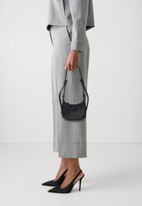 Pinko HALF MOON BABY - Geantă de mână - nero limousine/canna fucile