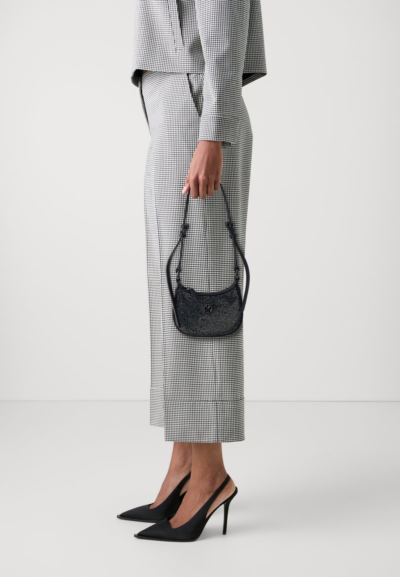 Pinko HALF MOON BABY - Geantă de mână - nero limousine/canna fucile