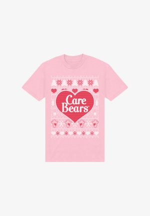Camiseta de algodón rosa con un gran corazón rojo con el texto "Care Bears" y patrones de invierno en blanco que incluyen copos de nieve y corazones.