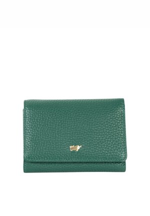 Portafoglio in pelle verde testurizzata con un piccolo emblema dorato a forma di animale sulla patta frontale, chiuso e mostrato su sfondo bianco.