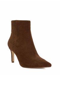 Bottine en daim marron avec un bout effilé et un talon fin. Le design présente une texture lisse et des détails de coutures minimales.