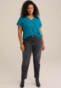 WE Fashion CURVE - Pamata T-krekls - green blue