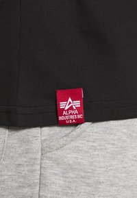 Alpha Industries Triko s potiskem - black